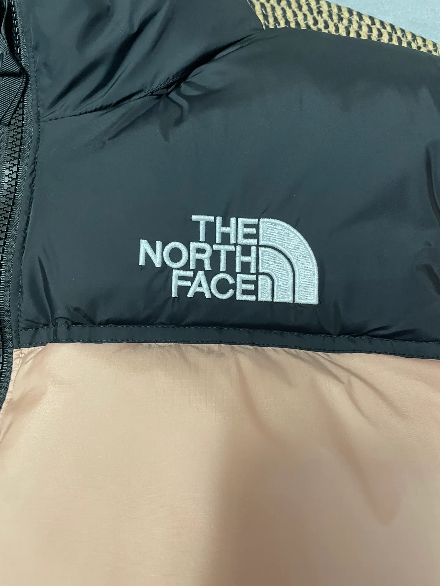 Pink 【The North Face 1996Nuptse 1996/Classic / / 】 ： The North Face" 、 。 The North Face" 。 The North Face。 。 , 。 The North Face" , Yosemite Half Dome, 。 + ： ✅ ：RDS Quality 700 / 280g ✅ ： ✅ ：YKK ISO 9000Quality ZP ✅ ：340TPremium ✅ ： ， ， Lightweight 。 ： ： DWR (DWR ） ～ ： 700 （RDS ) 1990 ， ， ， ， Lightweight 。